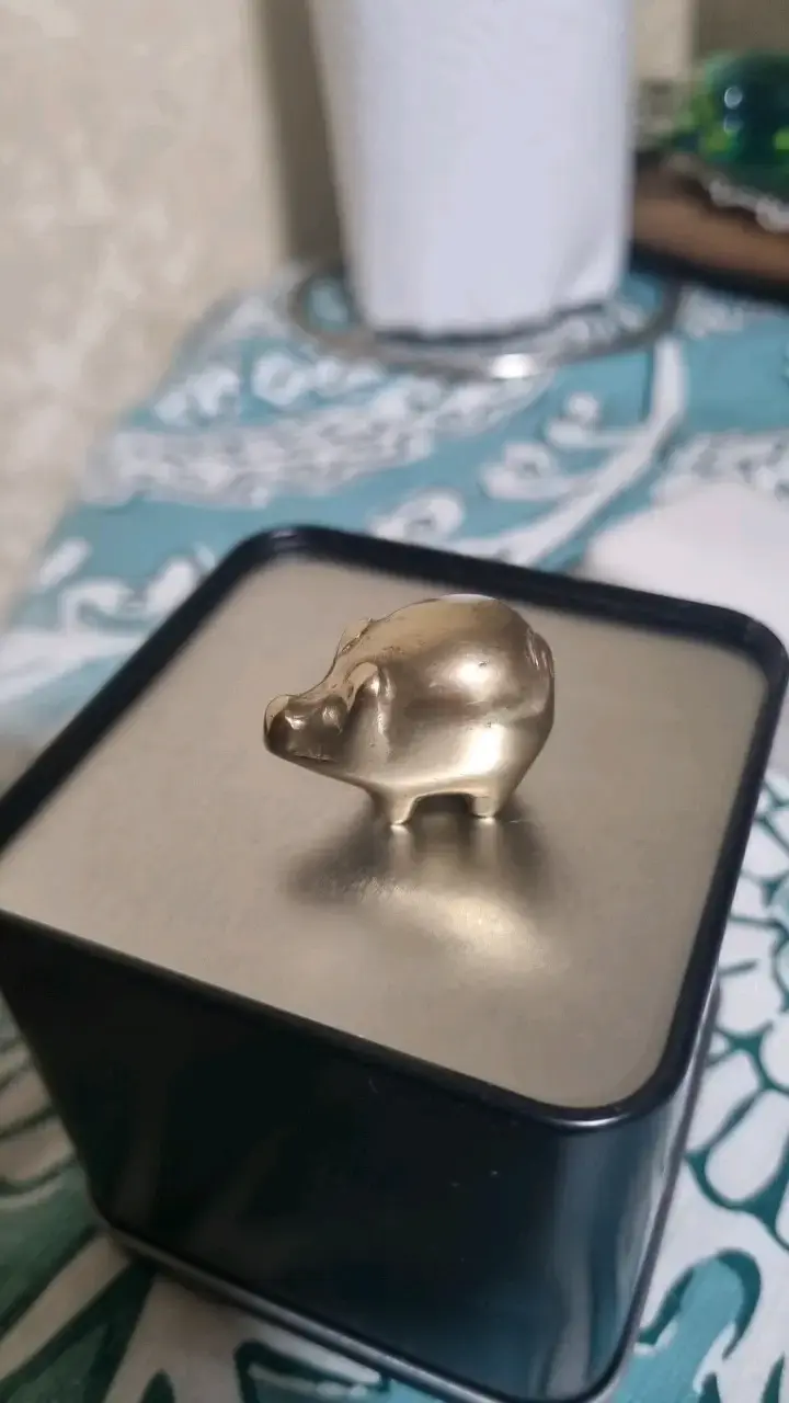 Figura decorativa de cerdo en metal dorado - 3