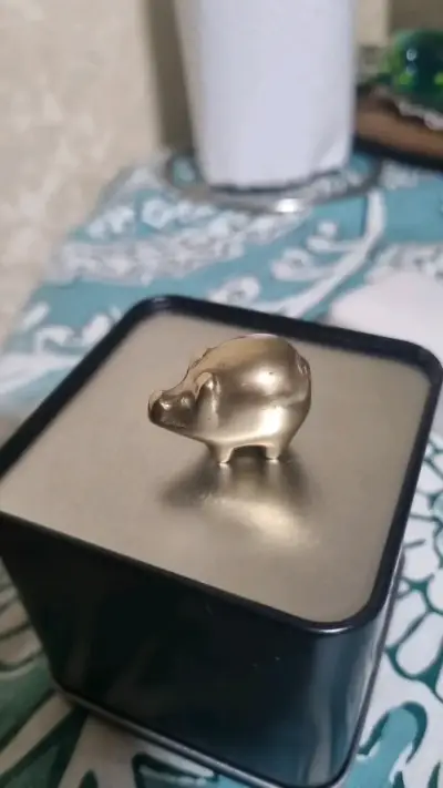 Figura decorativa de cerdo en metal dorado - miniatura 3