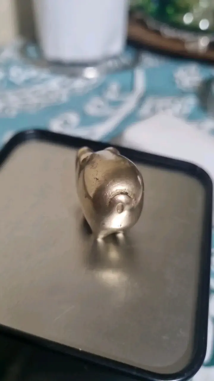 Figura decorativa de cerdo en metal dorado - 4