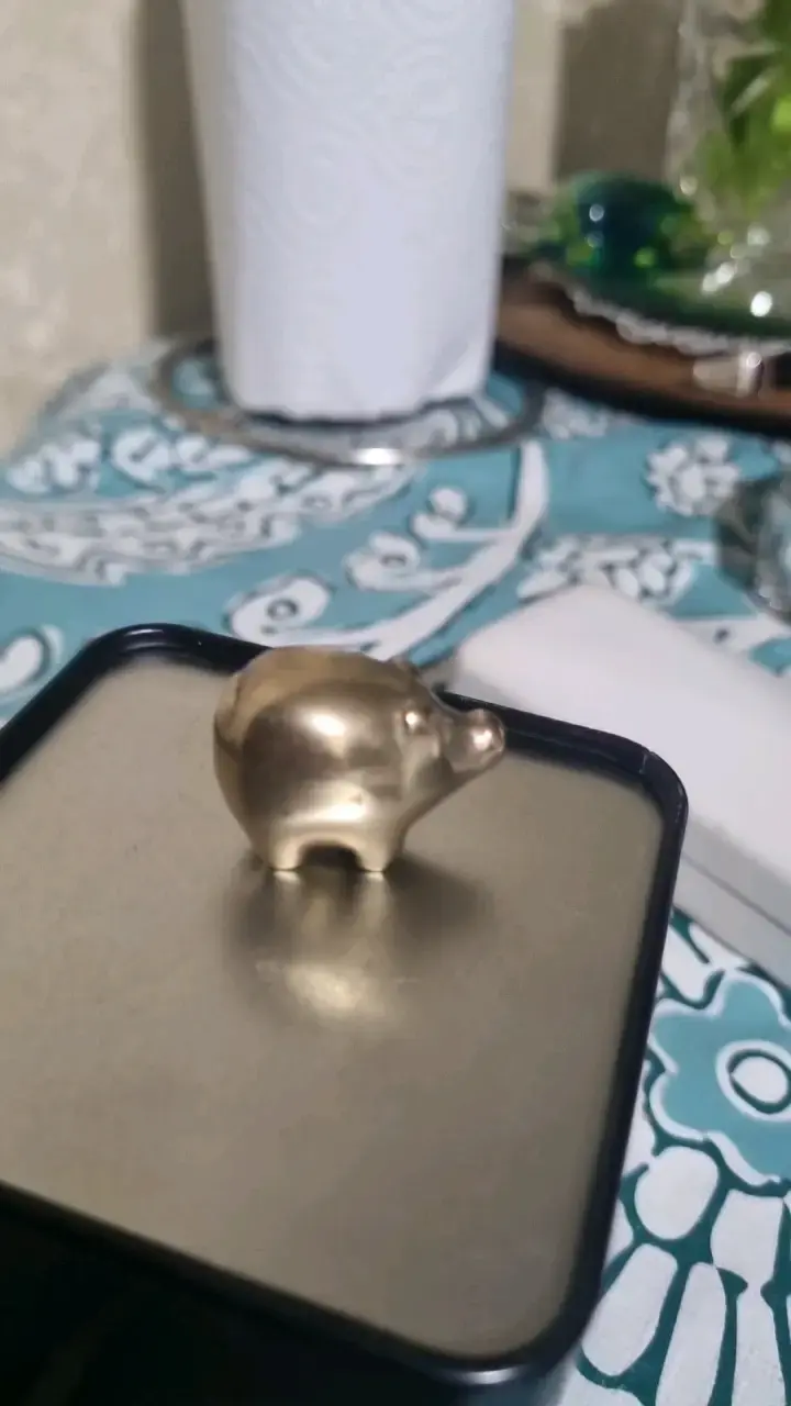 Figura decorativa de cerdo en metal dorado - 5