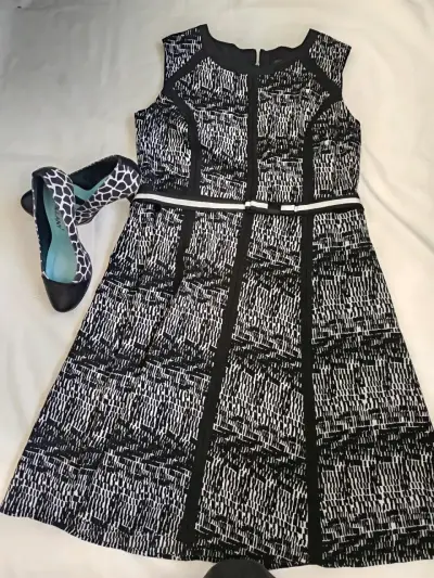 Vestido sin mangas blanco y negro con diseño moderno - miniatura 1