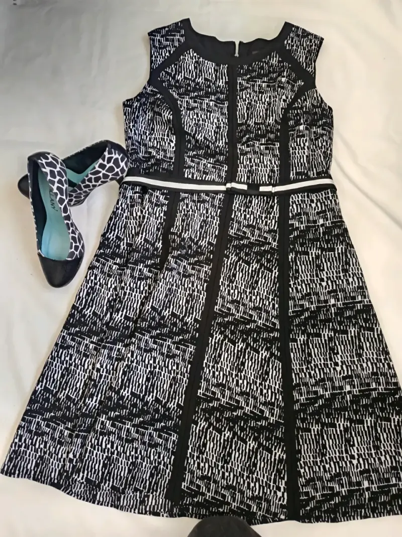 Vestido sin mangas blanco y negro con diseño moderno - 2