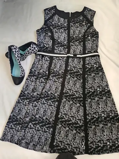 Vestido sin mangas blanco y negro con diseño moderno - miniatura 2