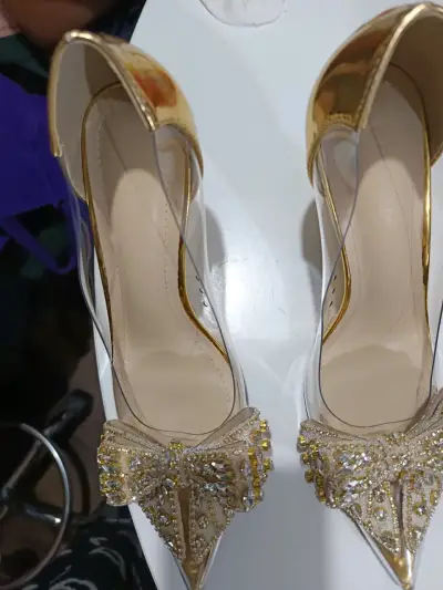 Zapatos de tacón dorados con lazo decorativo - miniatura 1