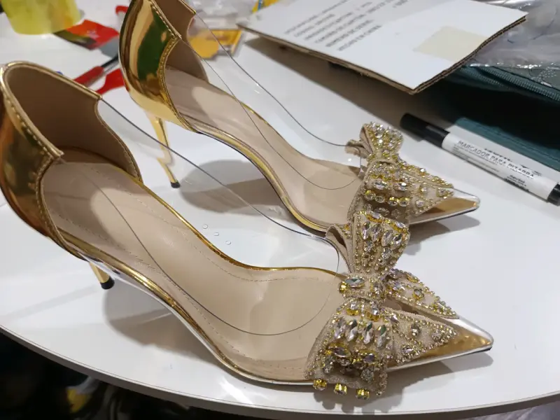 Zapatos de tacón dorados con lazo decorativo - 2