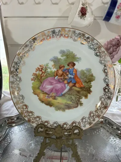Plato decorativo de porcelana con diseño clásico - miniatura 1