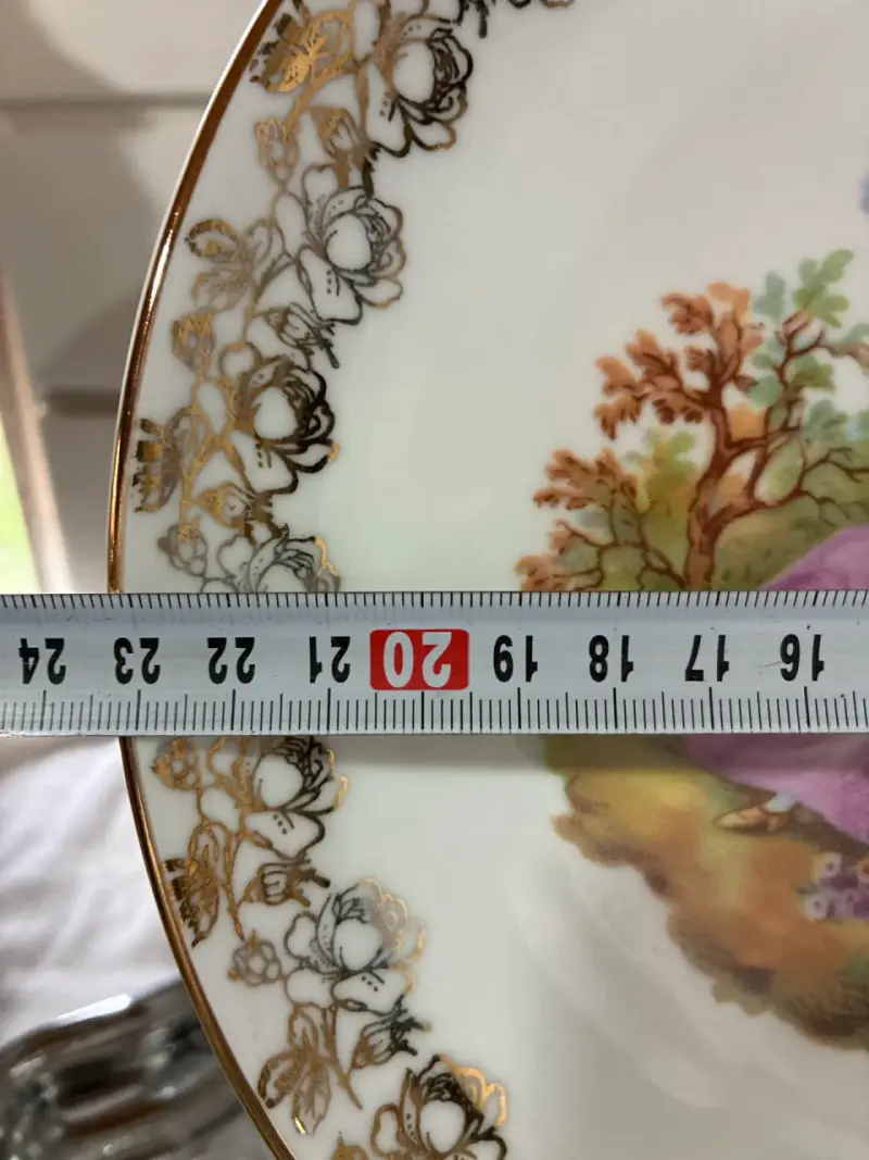 Plato decorativo de porcelana con diseño clásico - 2