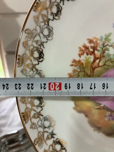 Plato decorativo de porcelana con diseño clásico - miniatura 2