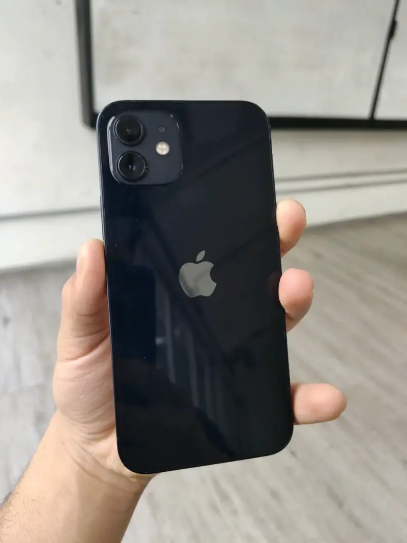 iPhone 12 en buen estado color negro - 2