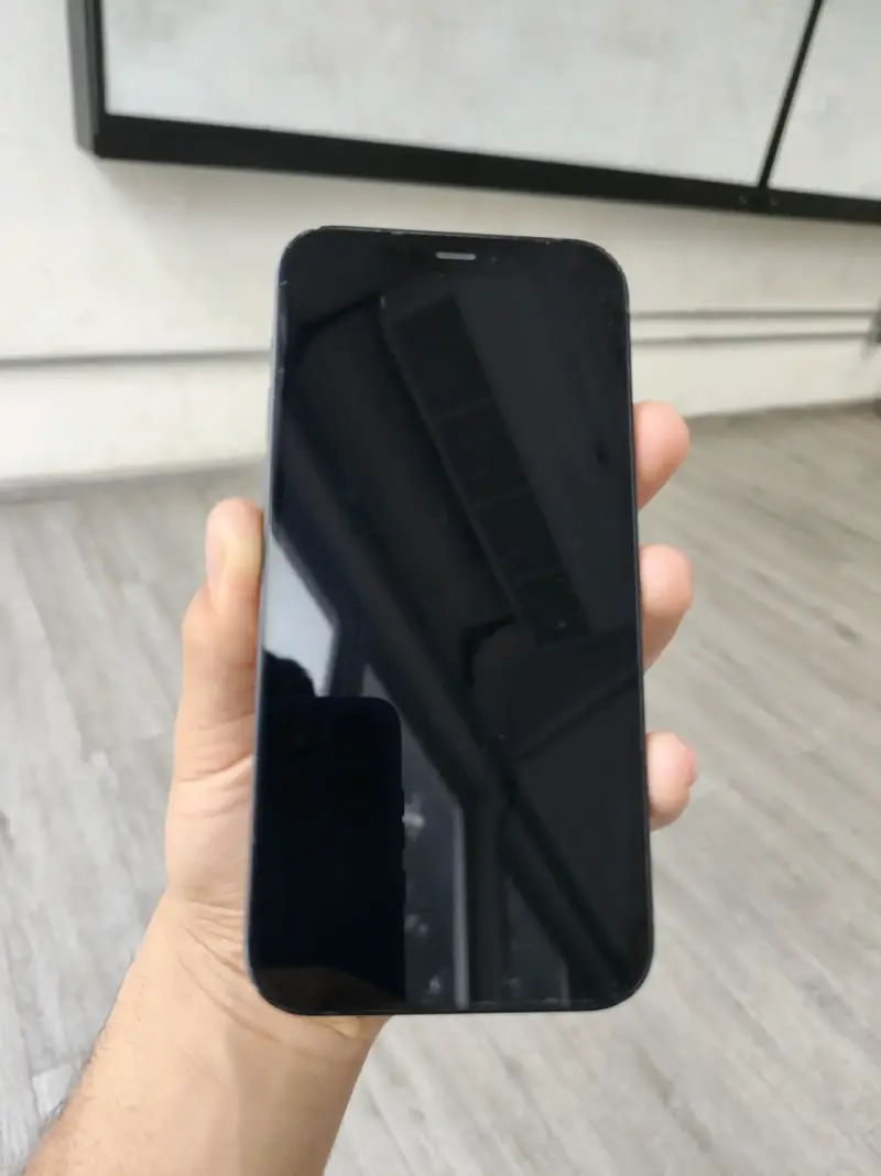 iPhone 12 en buen estado color negro - 3