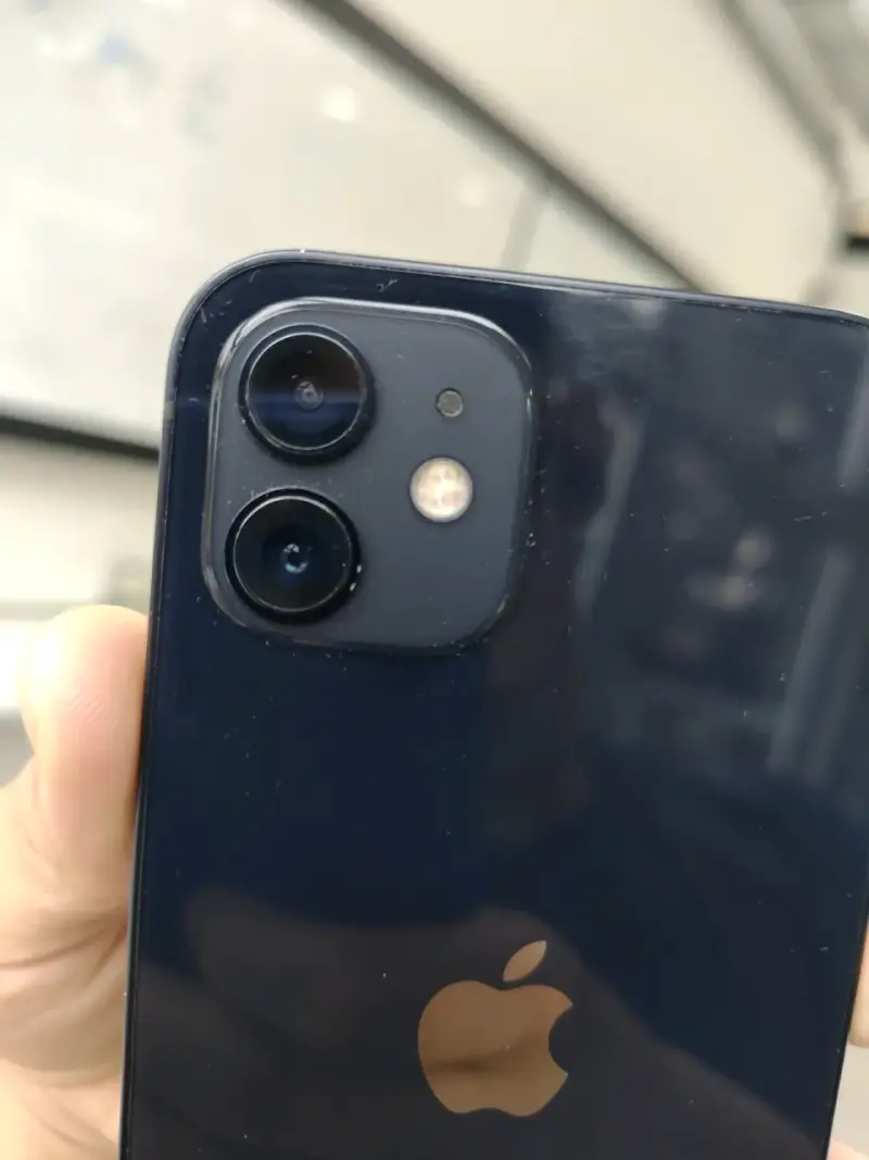 iPhone 12 en buen estado color negro - 5