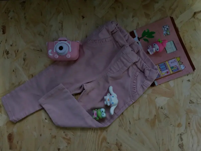 Pantalones rosados para niña con accesorios