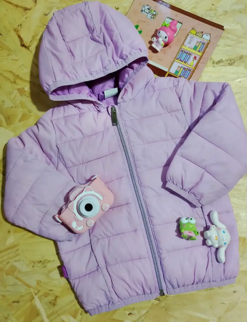 Chaqueta acolchada infantil lila con capucha