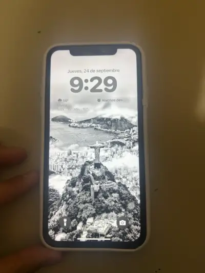 iPhone XR rojo con funda blanca en buen estado - miniatura 1