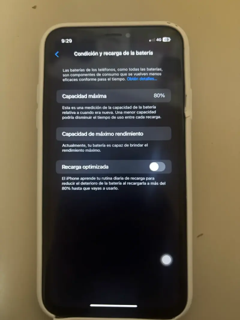 iPhone XR rojo con funda blanca en buen estado - 2
