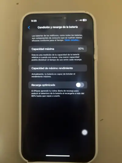 iPhone XR rojo con funda blanca en buen estado - miniatura 2