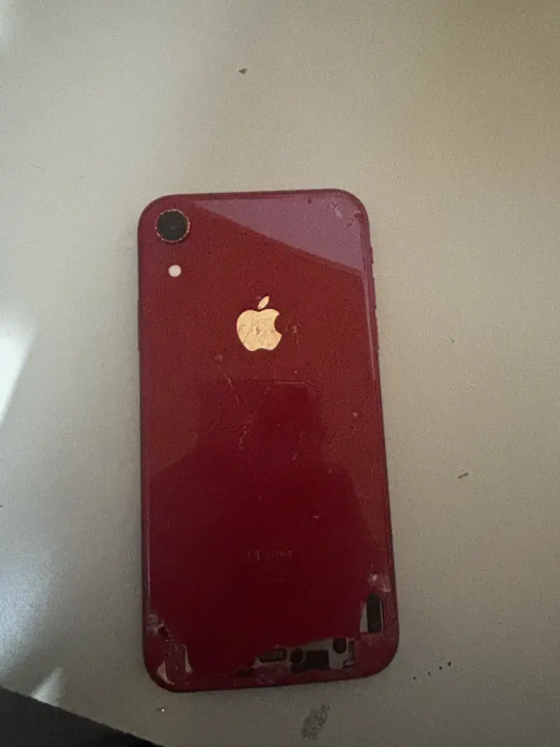 iPhone XR rojo con funda blanca en buen estado - 3
