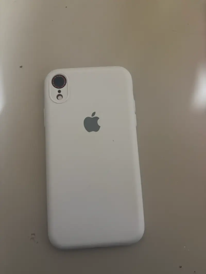 iPhone XR rojo con funda blanca en buen estado - 4