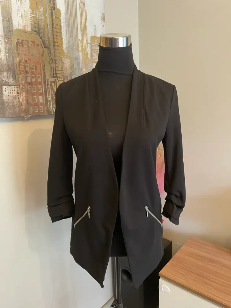 Blazer negro elegante para mujer con cremalleras - 2