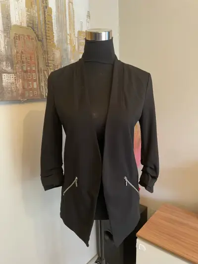 Blazer negro elegante para mujer con cremalleras - miniatura 2