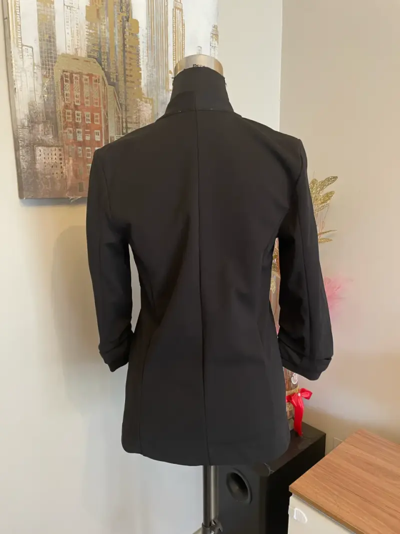 Blazer negro elegante para mujer con cremalleras - 5