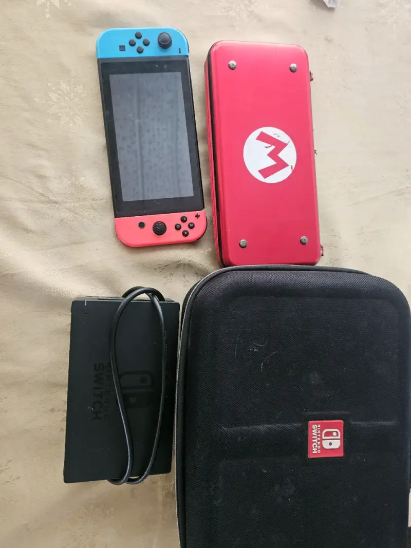 Consola Nintendo Switch con estuche y accesorios