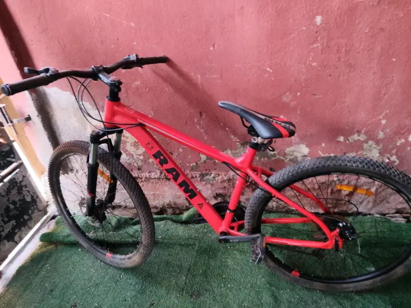 Bicicleta de montaña RAM roja con suspensión delantera - 2