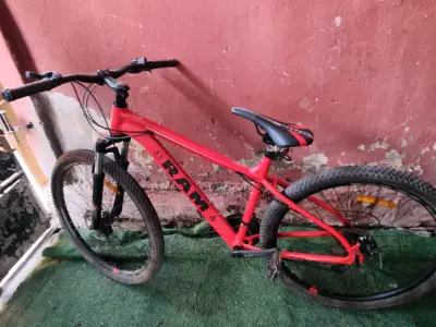 Bicicleta de montaña RAM roja con suspensión delantera - miniatura 2