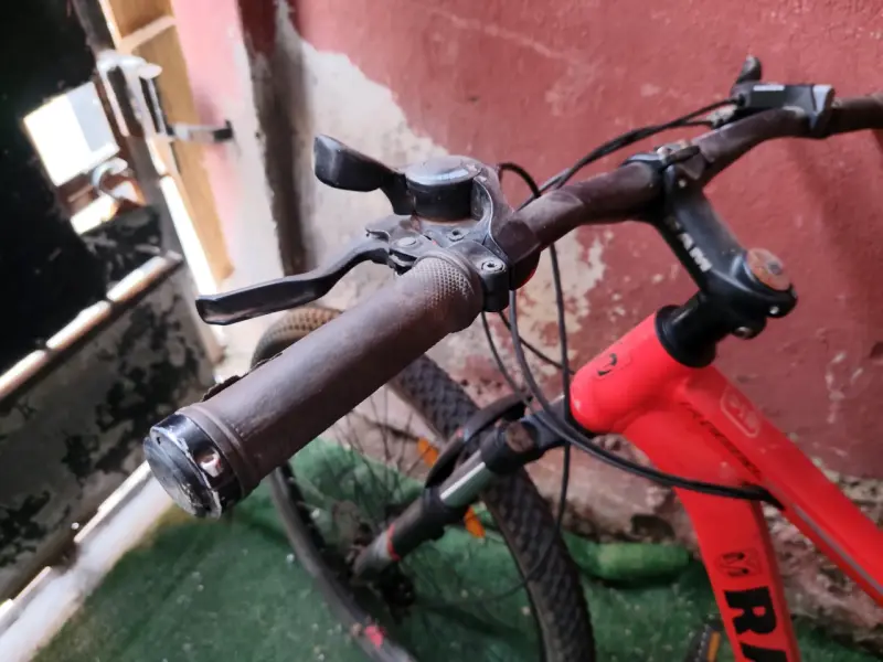 Bicicleta de montaña RAM roja con suspensión delantera - 3
