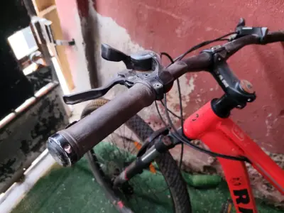 Bicicleta de montaña RAM roja con suspensión delantera - miniatura 3