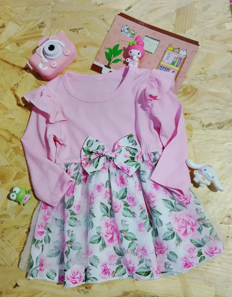 Vestido infantil rosa con estampado floral