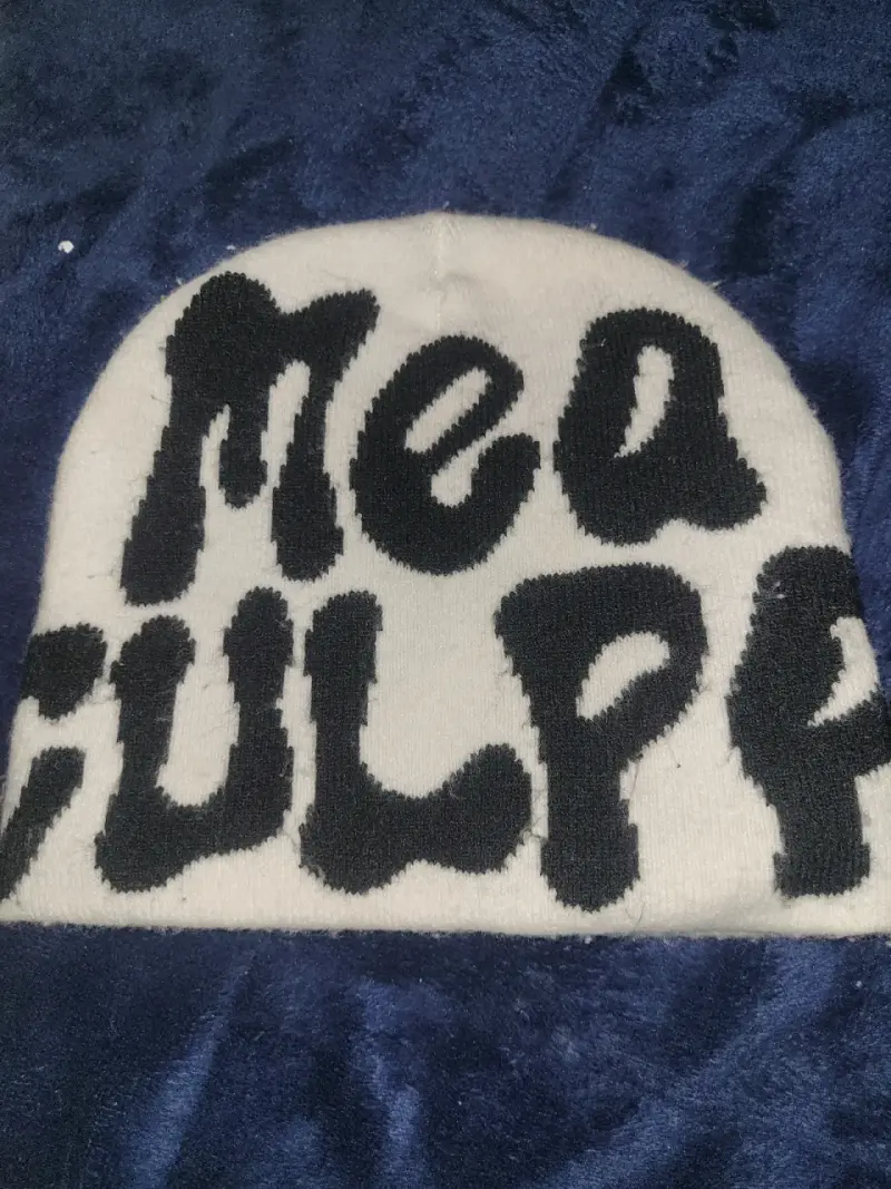 Gorro de lana blanco con texto 'Mea Culpa' - 1