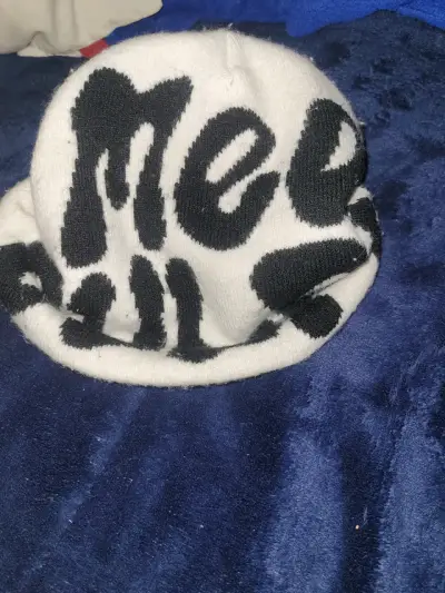 Gorro de lana blanco con texto 'Mea Culpa' - miniatura 4