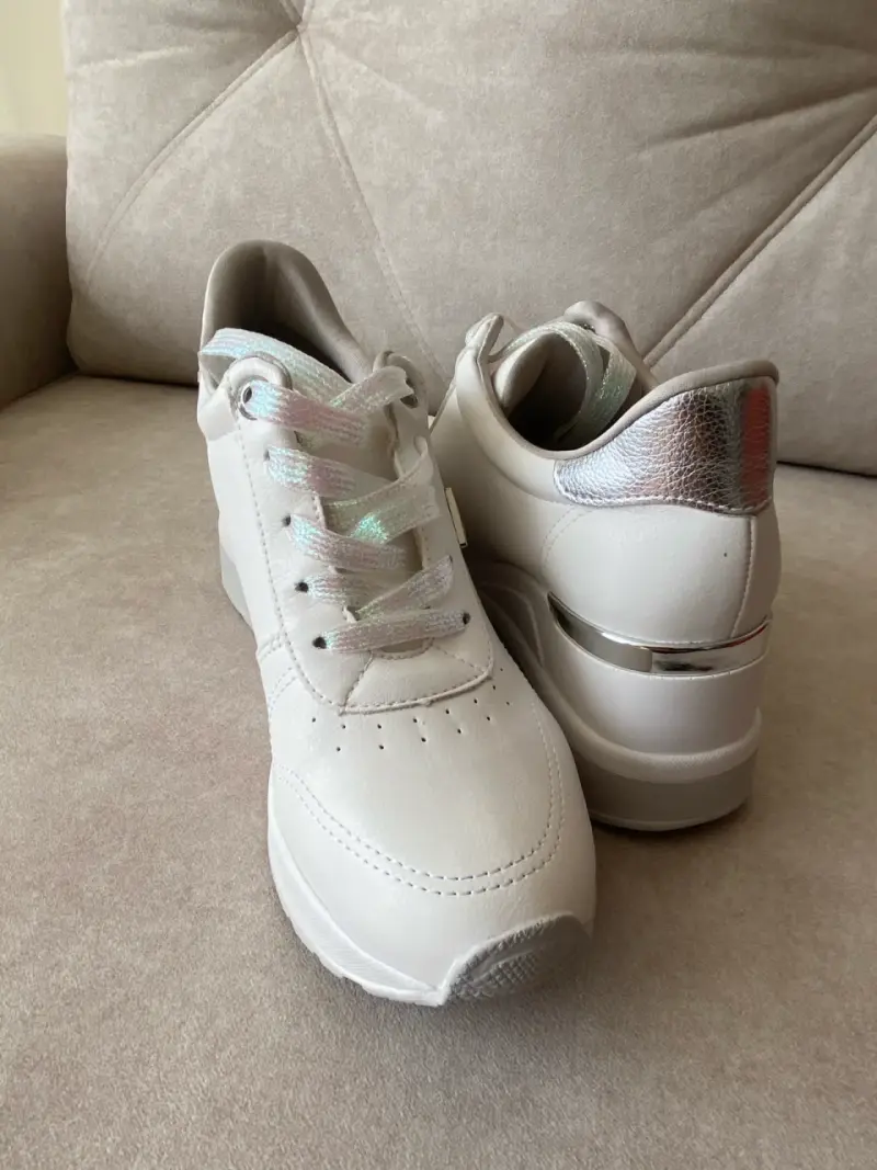 Zapatillas blancas con detalles metálicos Viamarte - 1