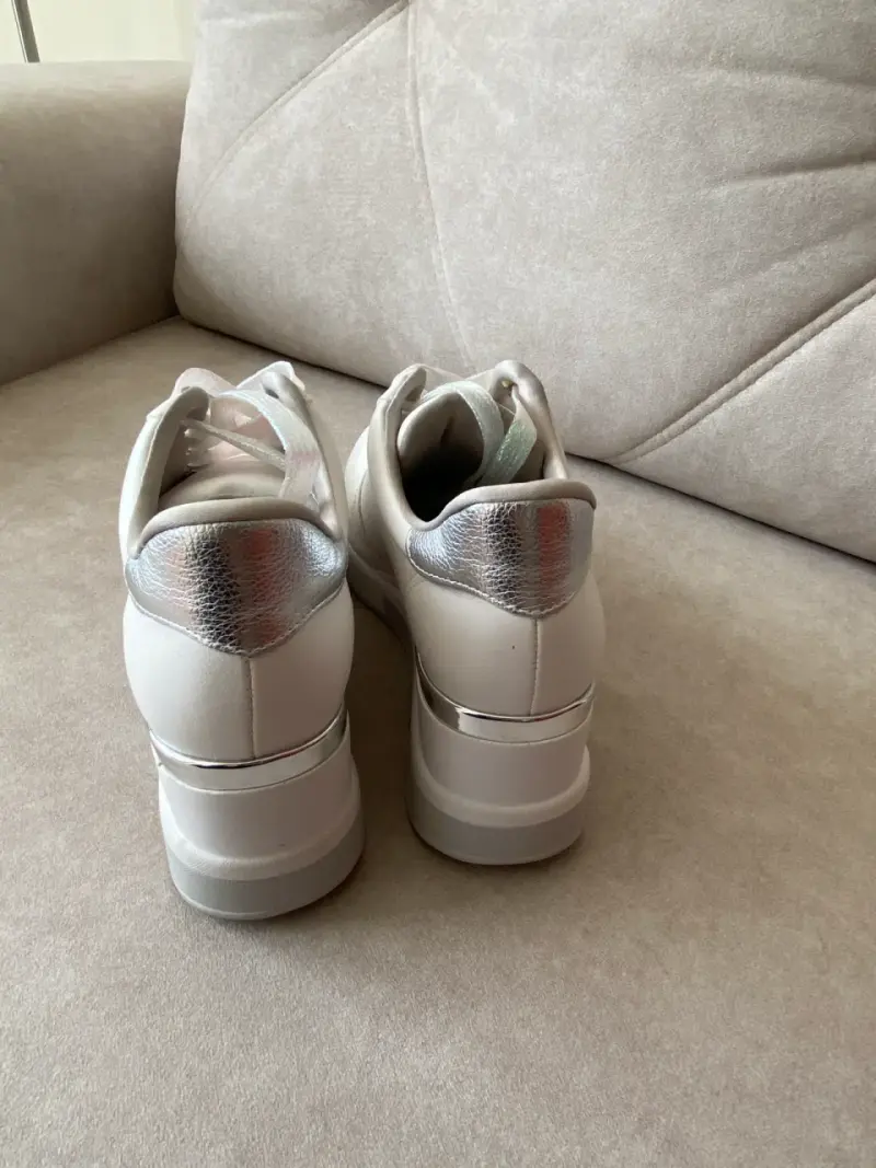 Zapatillas blancas con detalles metálicos Viamarte - 2