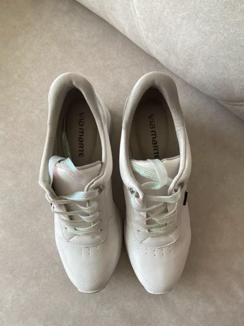 Zapatillas blancas con detalles metálicos Viamarte - 3