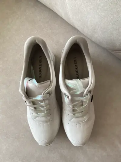 Zapatillas blancas con detalles metálicos Viamarte - miniatura 3