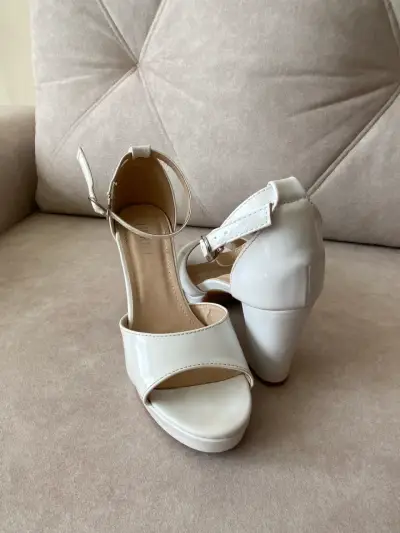 Sandalias de tacón alto blancas elegantes - miniatura 1