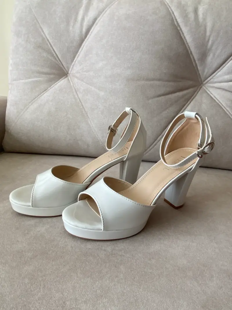 Sandalias de tacón alto blancas elegantes - 2
