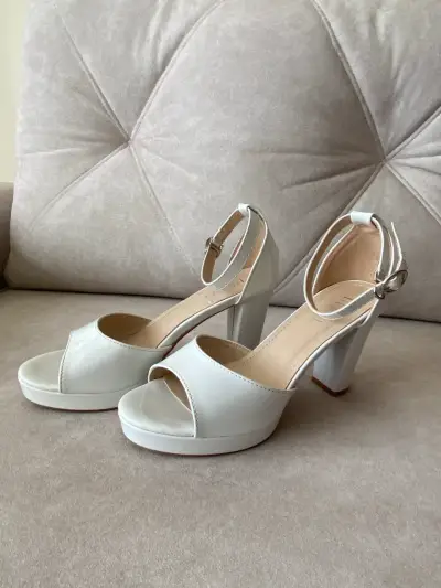 Sandalias de tacón alto blancas elegantes - miniatura 2