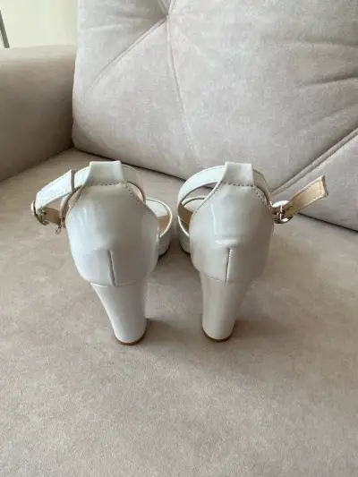 Sandalias de tacón alto blancas elegantes - miniatura 3