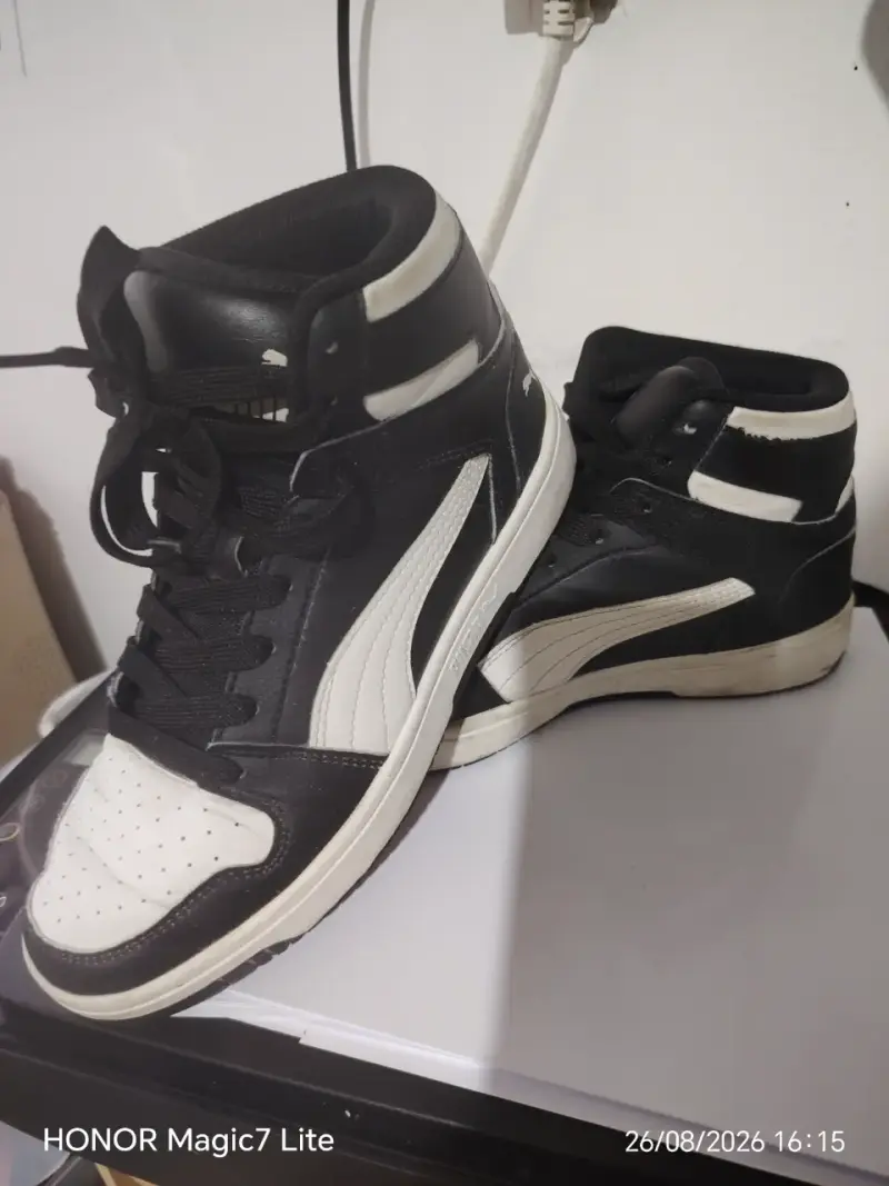 Zapatillas deportivas negras y blancas de caña alta
