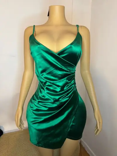 Vestido corto verde esmeralda de tirantes - miniatura 1