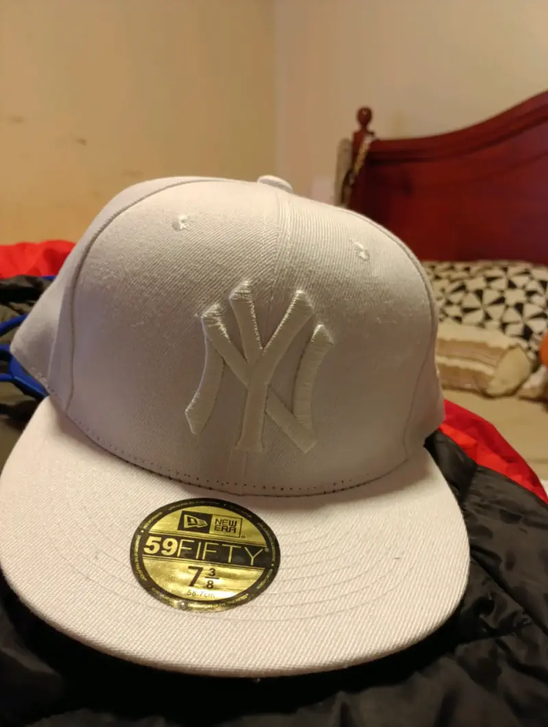 Gorra New Era 59FIFTY blanca con logo bordado - 1