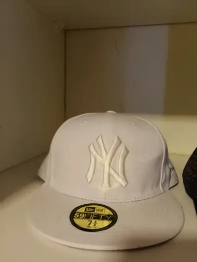 Gorra New Era 59FIFTY blanca con logo bordado - miniatura 2