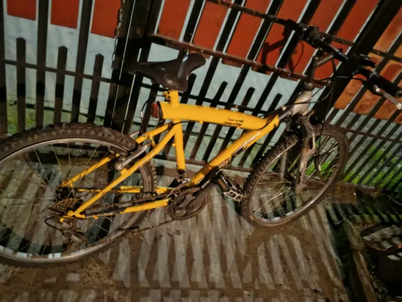 Bicicleta de montaña amarilla en buen estado - 1