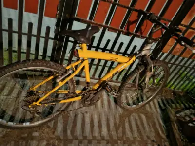 Bicicleta de montaña amarilla en buen estado - miniatura 1