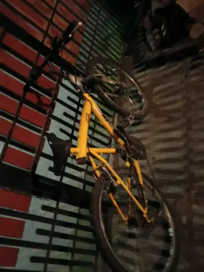 Bicicleta de montaña amarilla en buen estado - miniatura 2