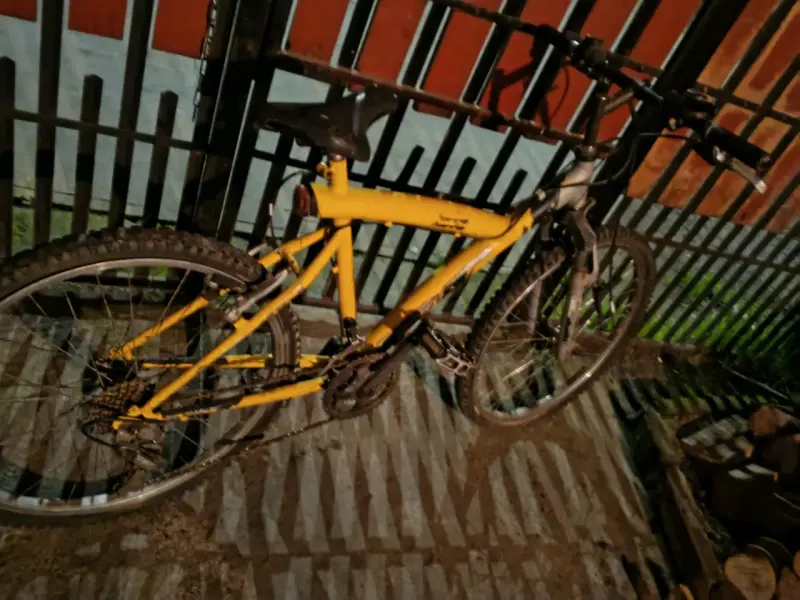 Bicicleta de montaña amarilla en buen estado - 3