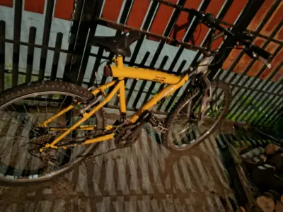Bicicleta de montaña amarilla en buen estado - miniatura 3